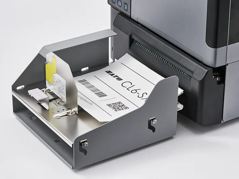 SATO CL6-SXR met STM600 opvangbak en gesneden label